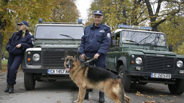 Полицаи скочиха на шефа си в Пловдив - искат извънредно заплащане