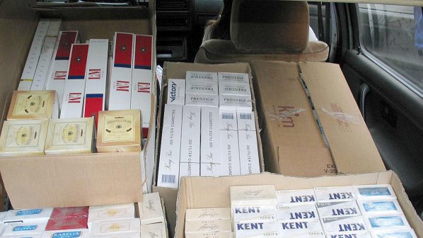 Хванаха скиминги, оръжие и контрабандни цигари на Калотина