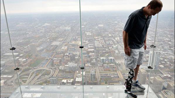 Мъж изкачи небостъргач с бионичен крайник (видео)