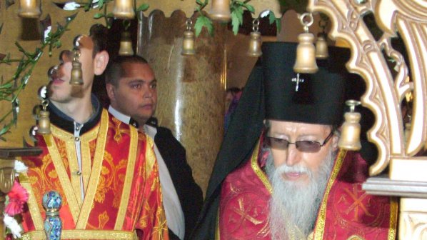 Убеждават митрополит Йоаникий да стане и.д. патриарх