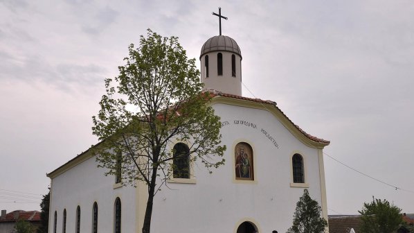 Македонец открадна камбаната в българска църква