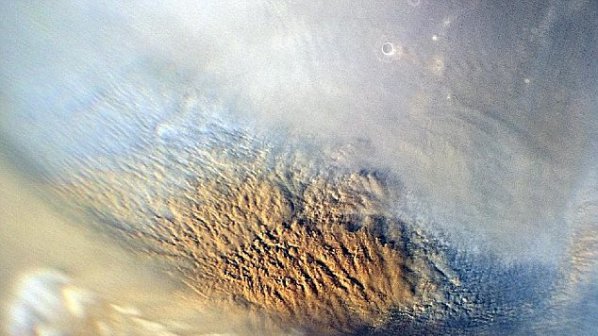 НАСА наблюдава пясъчна буря на Марс
