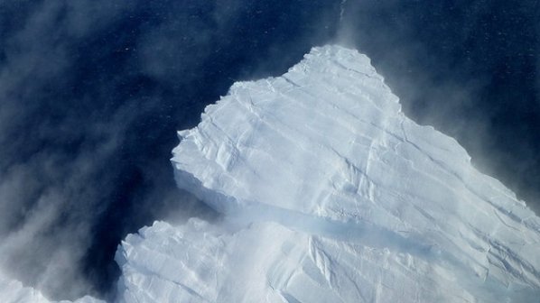 Огромен айсберг се откъсва от Антарктика