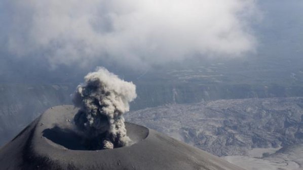 Вулкан в Нова Зеландия изригна