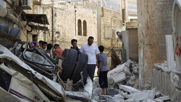 Най-малко 15 убити при взрив на кола бомба в Хомс