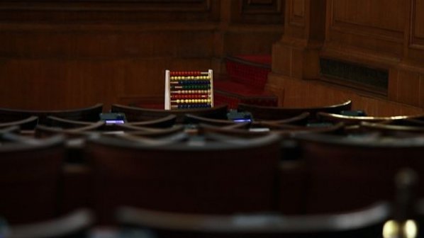Кворумът на парламента се провали 3 пъти, прекратиха заседанието (обновена)