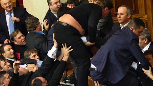 Екшън в украинския парламент (обновена+видео)