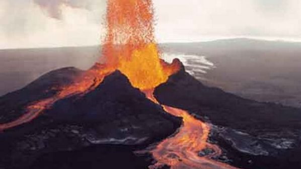 Вулкан бълва хиляди тонове лава в секунда