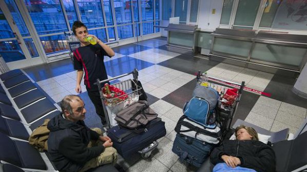 Германка приюти българо-гръцкото семейство, живеещо на летище