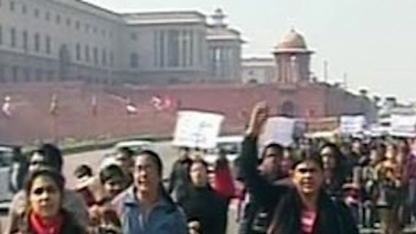 Хиляди на протест в Делхи заради жестоко изнасилената студентка