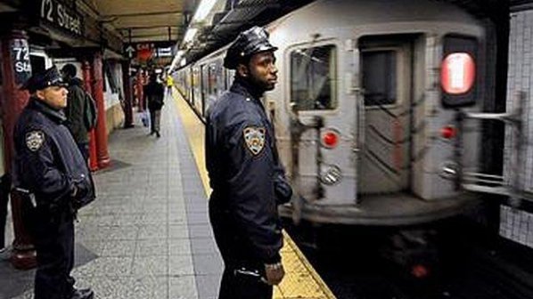 Обвиниха в убийство от омраза жената, блъснала имигрант пред влака в метрото в Ню Йорк