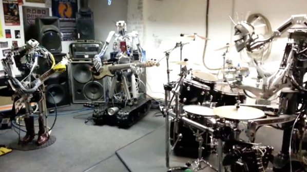 Банда от роботи свири кавъри на AC/DC, Pantera и Motorhead