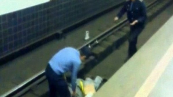 Пиян руснак заспа между релсите на метрото (снимка)