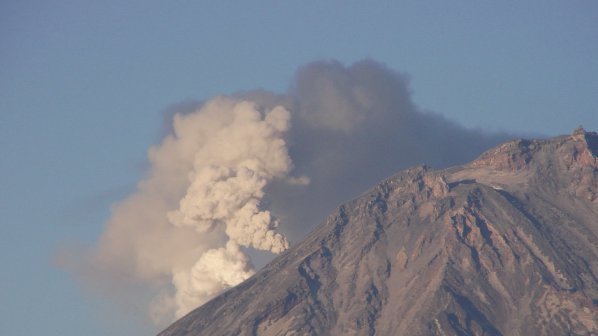 Вулканът Кимизен в Камчатка се активизира