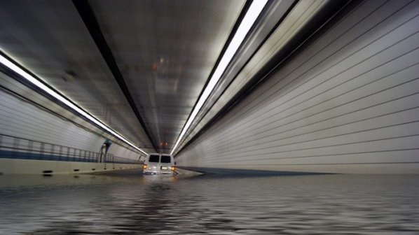 Евакуират хора от метрото в Ню Йорк, заради наводнени тунели