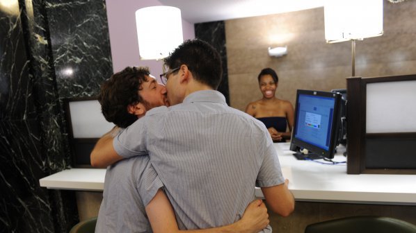Женени с деца депутати се целунаха в подкрепа на гейовете