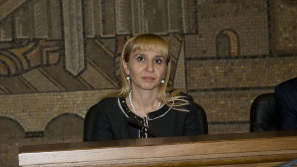 Ковачева притеснена, че няма кандидатури за главен инспектор и конституционен съдия