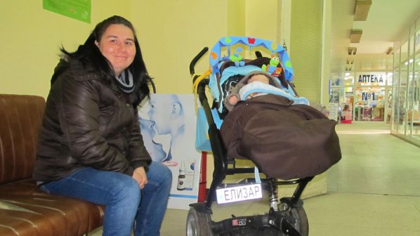 Нова мода в Русе: Слагат регистрационни табели на бебешки колички (снимки)