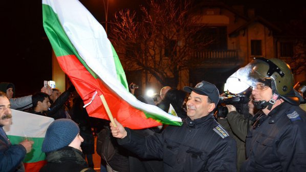 Полицаи спасиха депутат от линч във Враца (обновена)