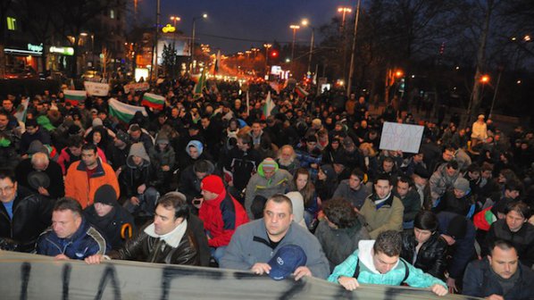 Протестиращи вилняха из центъра на София (обновена + галерия)