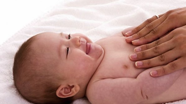 Лекари спасиха бебето, душено от майка си