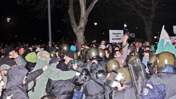 Масов бой пред парламента между протестиращи и жандармерия (снимки)