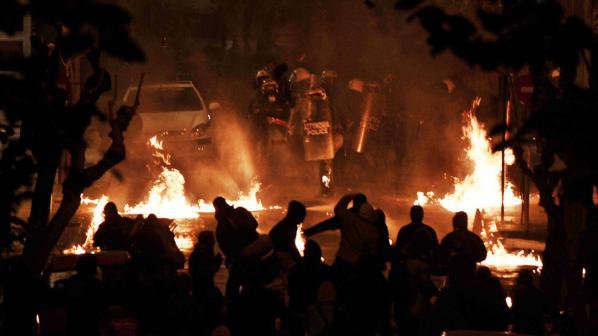 Подпалиха полицейско управление в Атина