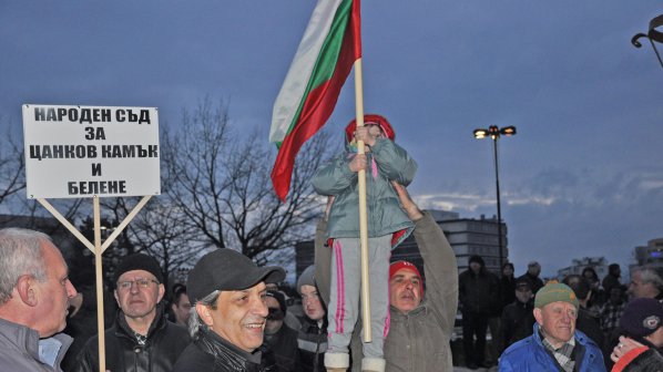 Протестиращите в Благоевград не искат политически партии да им се месят (снимки)