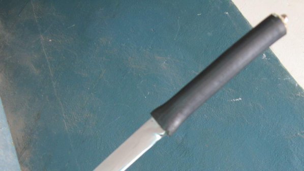 Апаш отмъкна мобилен от плевенчанка с нож