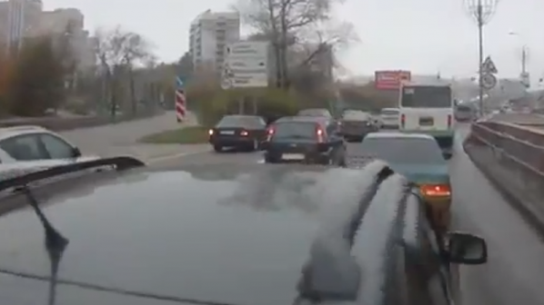Шофьор на автобус блъска наред засекли го коли в Русия (видео)