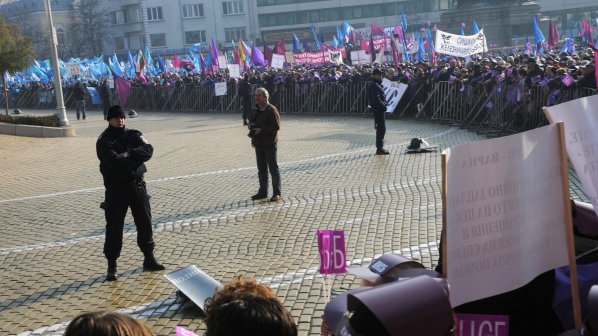 Миньорите на бунт в София заради изключването на ТЕЦ-овете