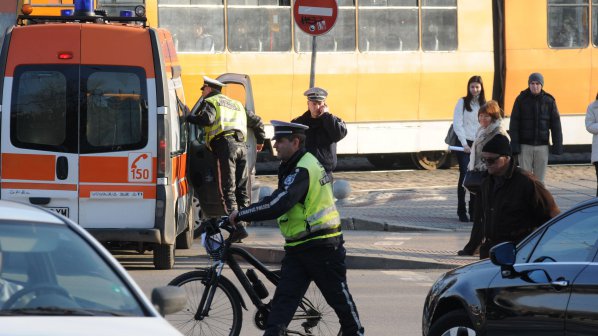 Велосипедист припадна на натоварено кръстовище в София (снимки)