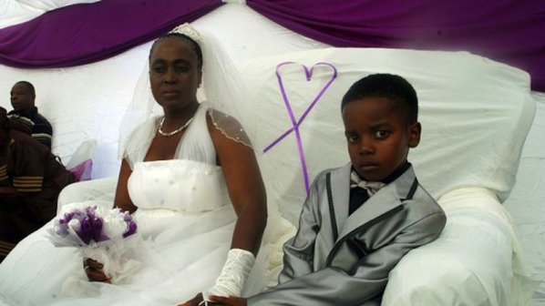 8-годишно момче се ожени за 61-годишна баба (снимки)