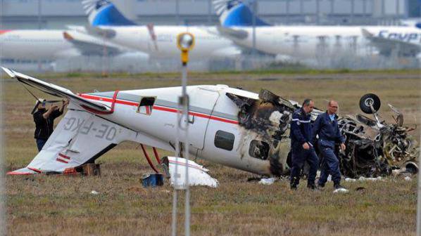 Трима загинаха при самолетна катастрофа