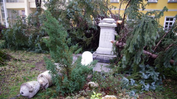 Вятърът разруши паметника на гроба на Васил Априлов (снимки)