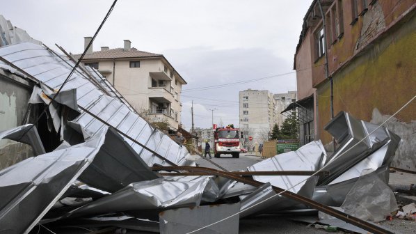 Все още 800 домакинства от 12 населени места са без ток