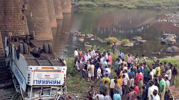 37 души загинаха при катастрофа на автобус в Индия