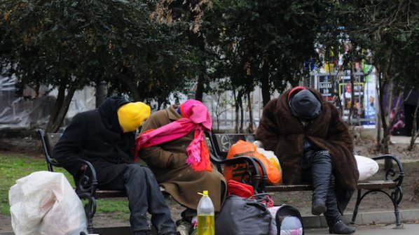 Бездомници мръзнат по софийските градинки (снимки)
