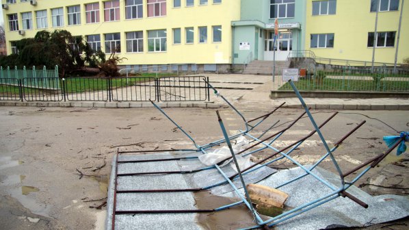 Безработни разчистват след силния вятър в Габрово