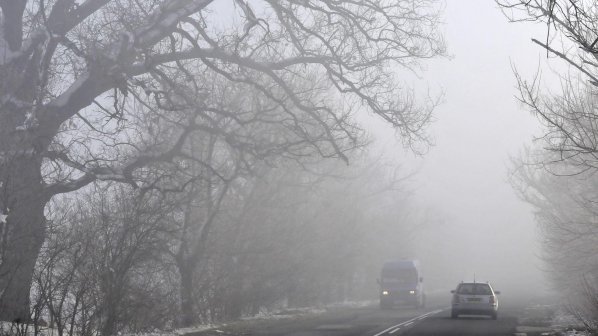 Дъжд и сняг затрудняват движението по пътищата в страната