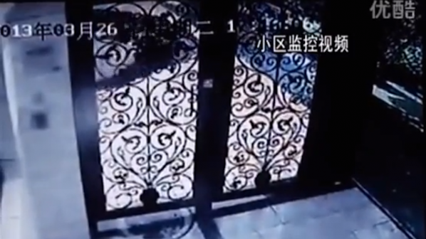 Земята се отвори и погълна пешеходец в Китай (видео)