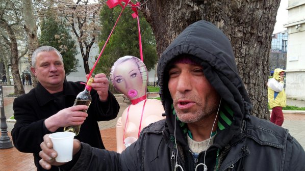 Промоция във Варна: Висящо кафе, ракия и секс кукла
