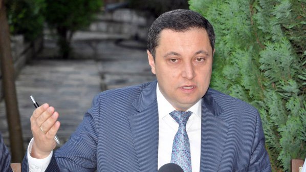 Яне Янев ще води на училище в президентската администрация част от юристите на РЗС