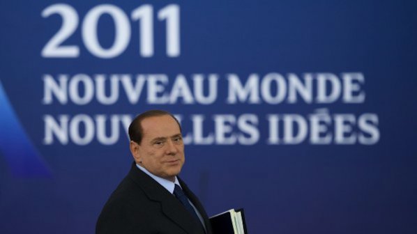 Силвио Берлускони кляка пред левицата