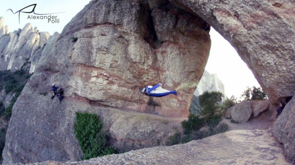 Александър Пули прелита през скална арка с 250 км/ч (видео)