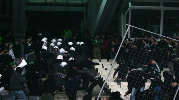 Безредици избухнаха по време на футболни мачове в Атина