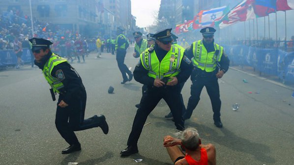 Окървавиха маратона в Бостън, трима са загинали от взривове (видео+галерия)
