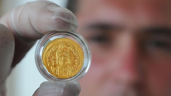 13 златни монети откриха археолози край крепост