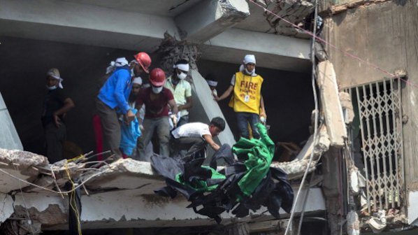 Чудо! Жена оцеля 4 дни под отломките на сграда в Бангладеш