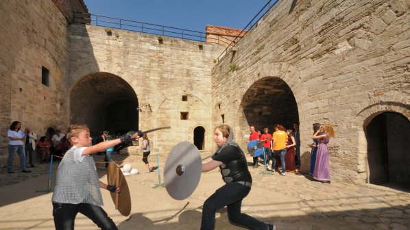 Рицари се сражаваха в крепостта &quot;Баба Вида&quot; (снимки)